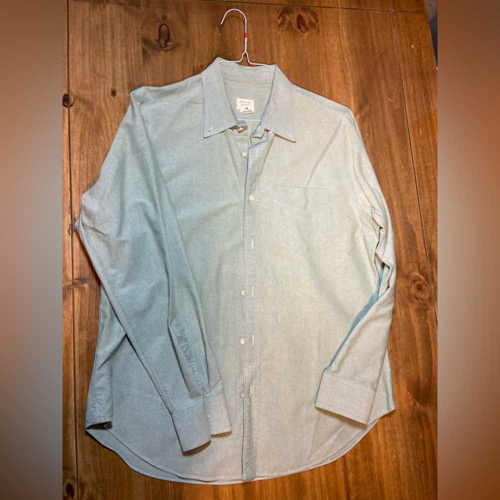 Club Monaco men’s Oxford dress shirt in mint green. Size L